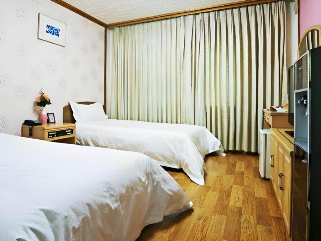 Emerald Hotel 제주 외부 사진